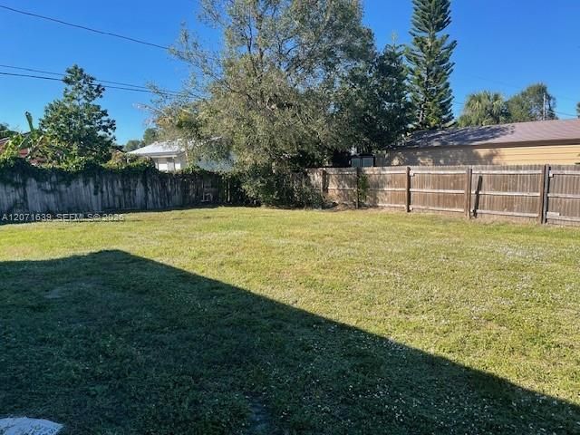 En Venta: $305,000 (4 camas, 2 baños, 1750 Pies cuadrados)