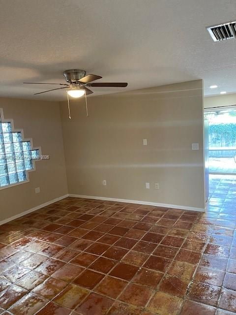 En Venta: $305,000 (4 camas, 2 baños, 1750 Pies cuadrados)
