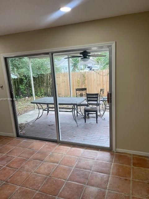 En Venta: $305,000 (4 camas, 2 baños, 1750 Pies cuadrados)