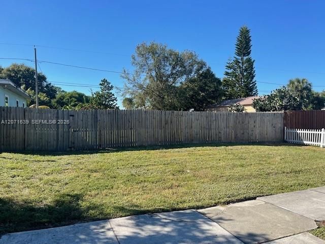 En Venta: $305,000 (4 camas, 2 baños, 1750 Pies cuadrados)