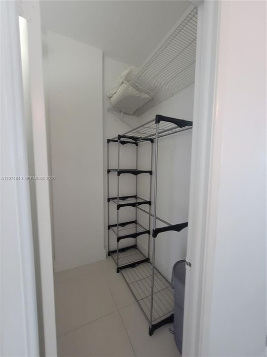 For Rent: $2,700 (1 beds, 1 baths, 1005 Square Feet)