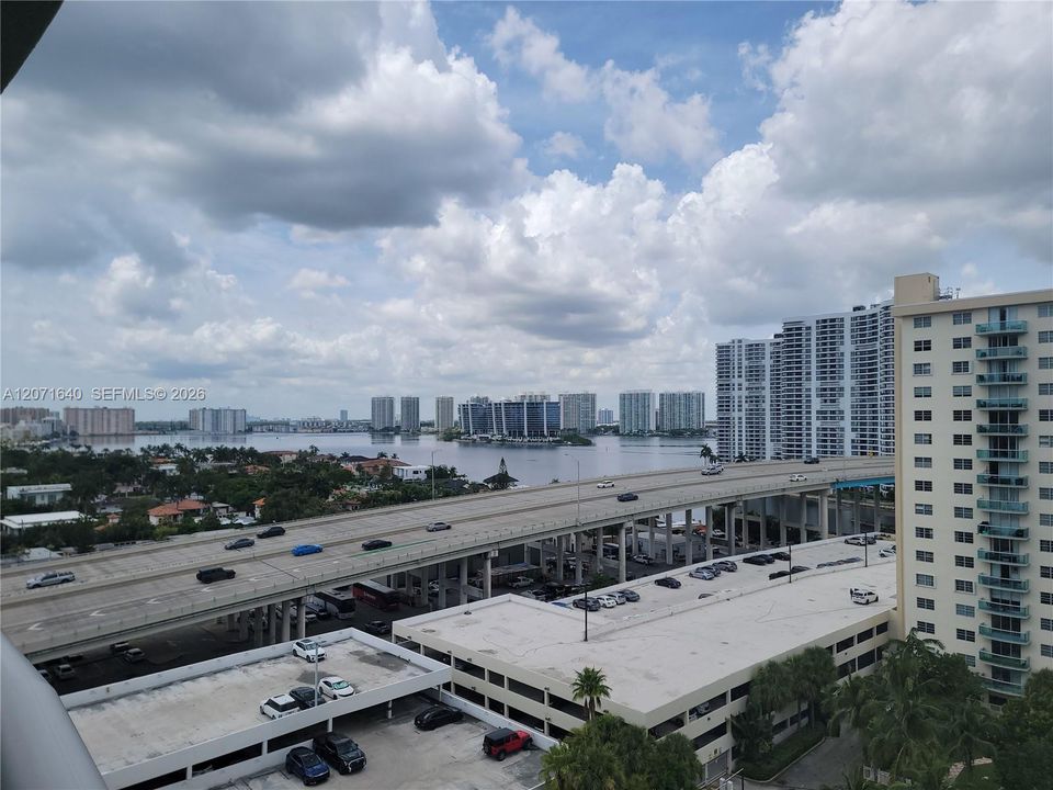 For Rent: $2,700 (1 beds, 1 baths, 1005 Square Feet)