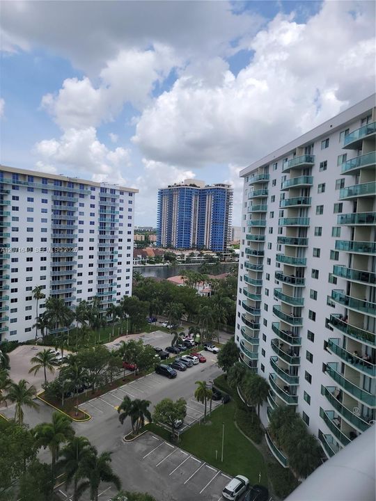 For Rent: $2,700 (1 beds, 1 baths, 1005 Square Feet)