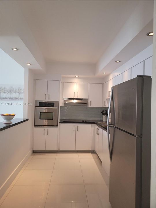 For Rent: $2,700 (1 beds, 1 baths, 1005 Square Feet)