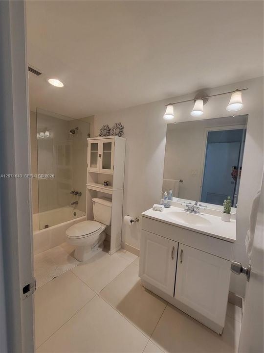 For Rent: $2,700 (1 beds, 1 baths, 1005 Square Feet)