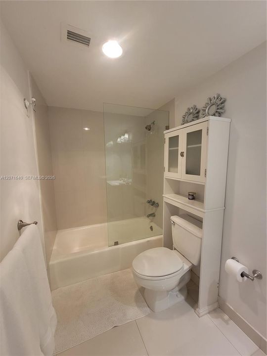 For Rent: $2,700 (1 beds, 1 baths, 1005 Square Feet)