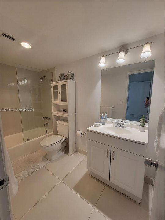 For Rent: $2,700 (1 beds, 1 baths, 1005 Square Feet)