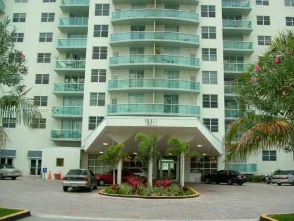 For Rent: $2,700 (1 beds, 1 baths, 1005 Square Feet)
