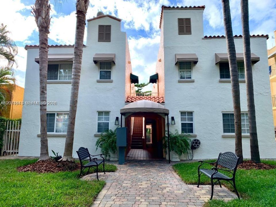 For Rent: $1,800 (1 beds, 1 baths, 585 Square Feet)