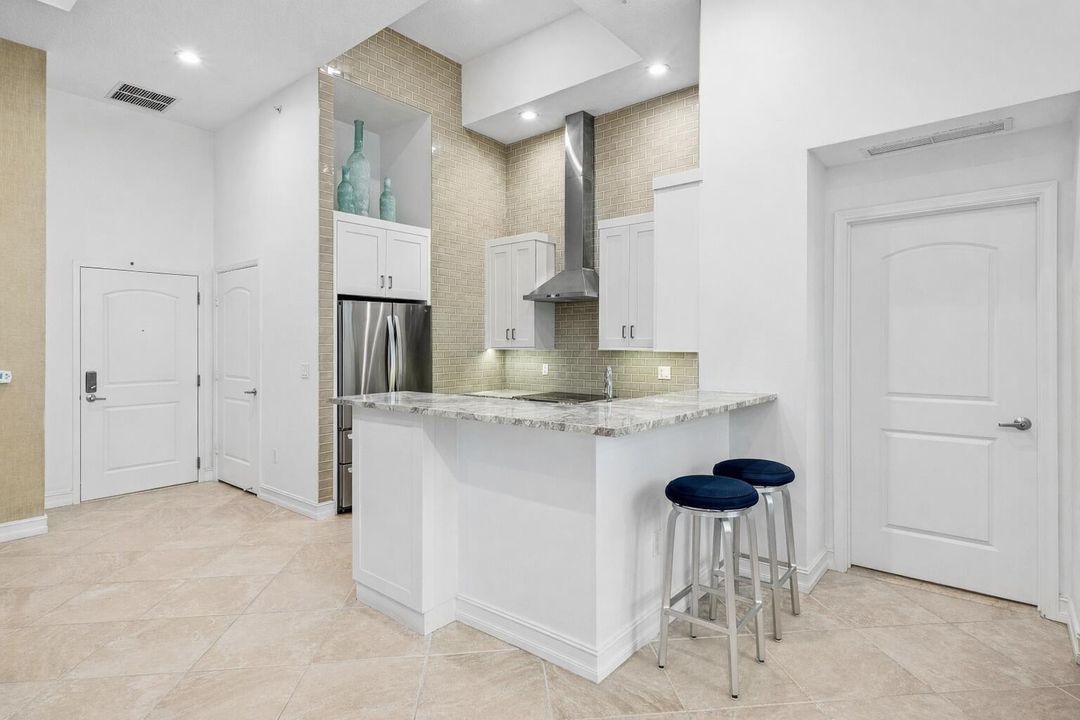 505-Renovated Kitchen w/ Bar Area