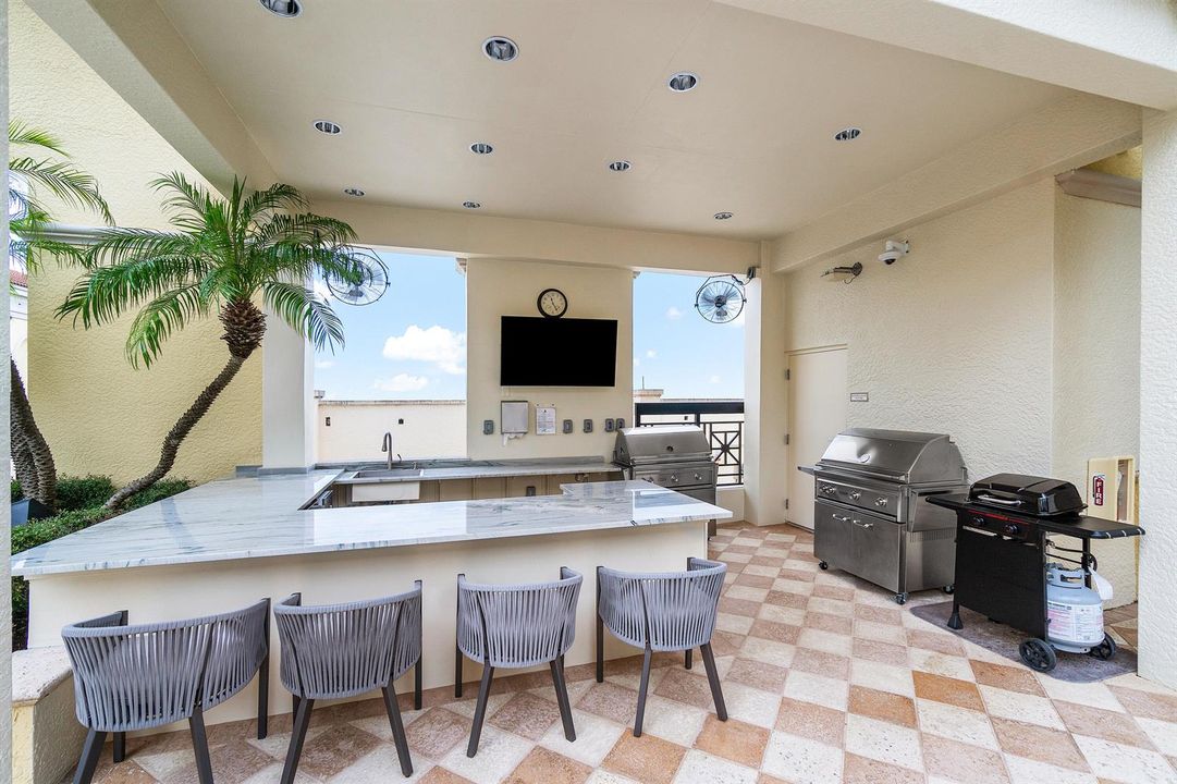 New Summer Kitchen w Grills