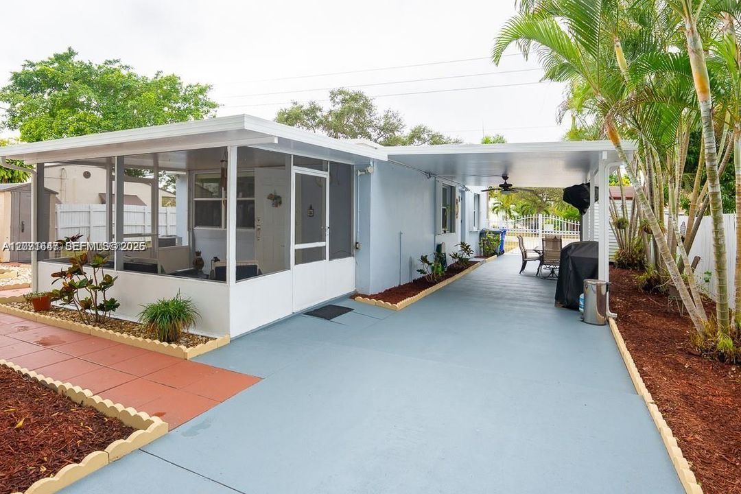For Rent: $3,000 (3 beds, 1 baths, 991 Square Feet)