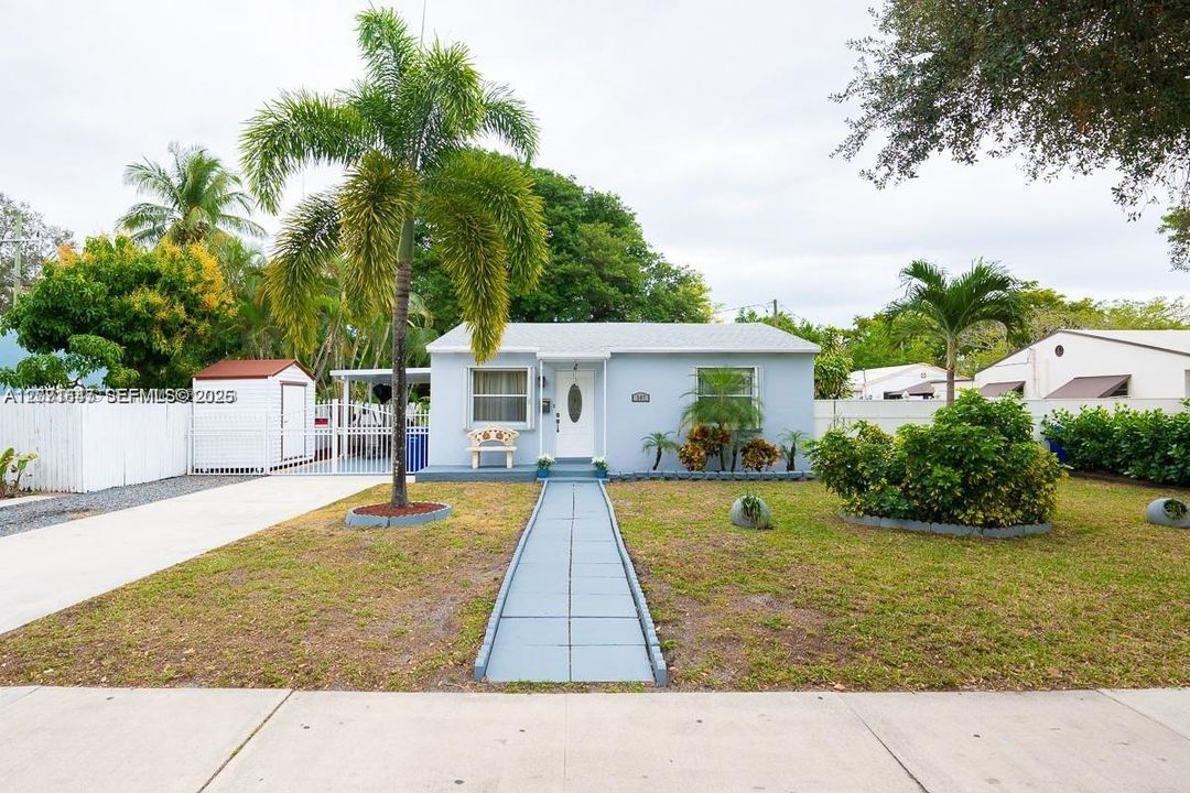 For Rent: $3,000 (3 beds, 1 baths, 991 Square Feet)