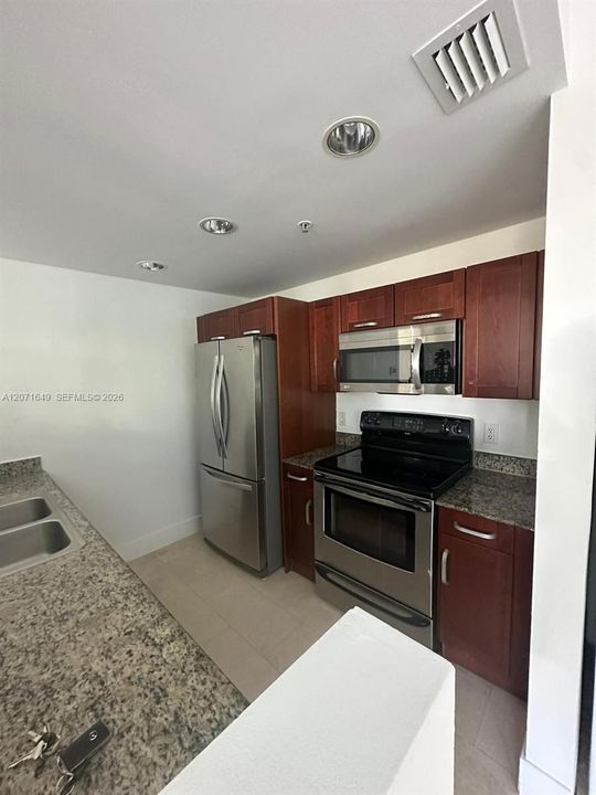 For Rent: $4,000 (2 beds, 2 baths, 1030 Square Feet)