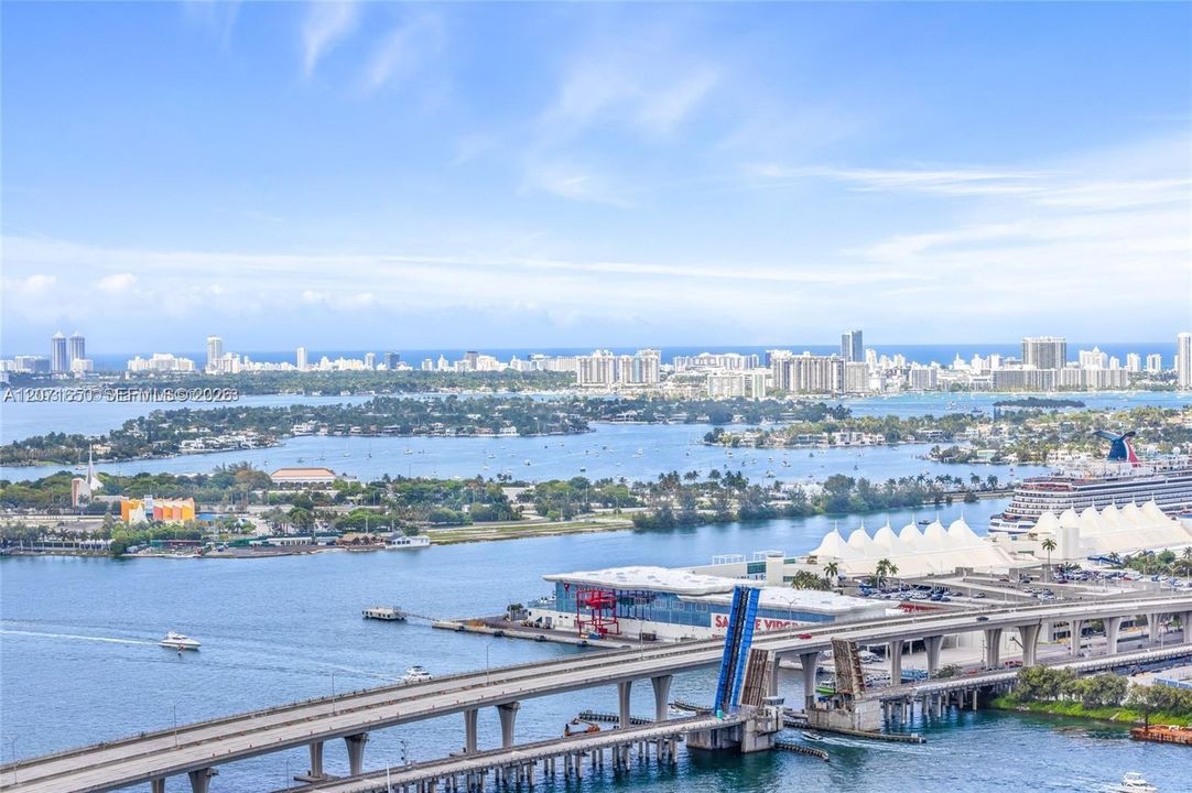 For Rent: $3,000 (1 beds, 1 baths, 806 Square Feet)