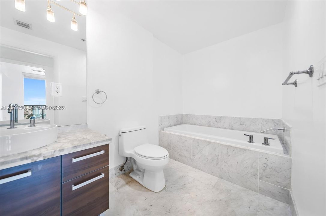 For Rent: $3,000 (1 beds, 1 baths, 806 Square Feet)