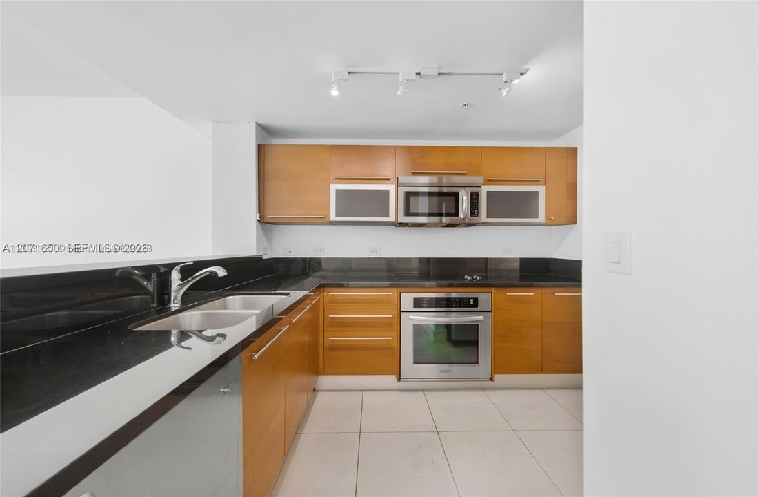 For Rent: $3,000 (1 beds, 1 baths, 806 Square Feet)