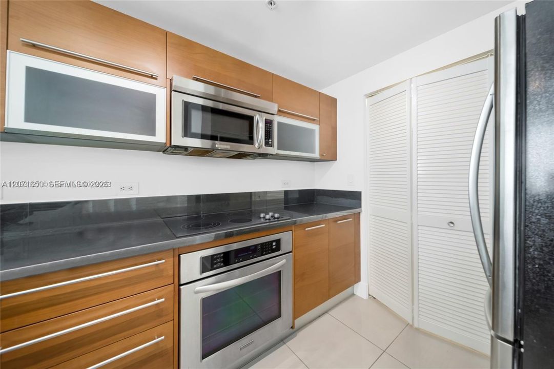 For Rent: $3,000 (1 beds, 1 baths, 806 Square Feet)