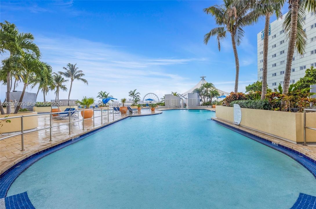 For Rent: $3,000 (1 beds, 1 baths, 806 Square Feet)