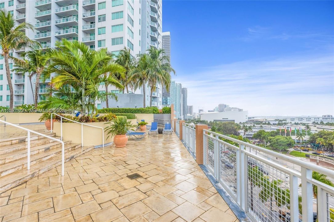 For Rent: $3,000 (1 beds, 1 baths, 806 Square Feet)
