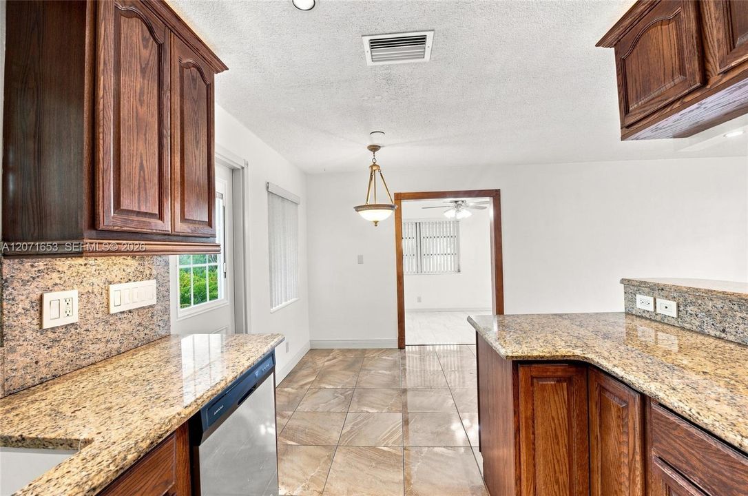 В аренду: $2,595 (2 спален, 2 ванн, 1089 Квадратных фут)