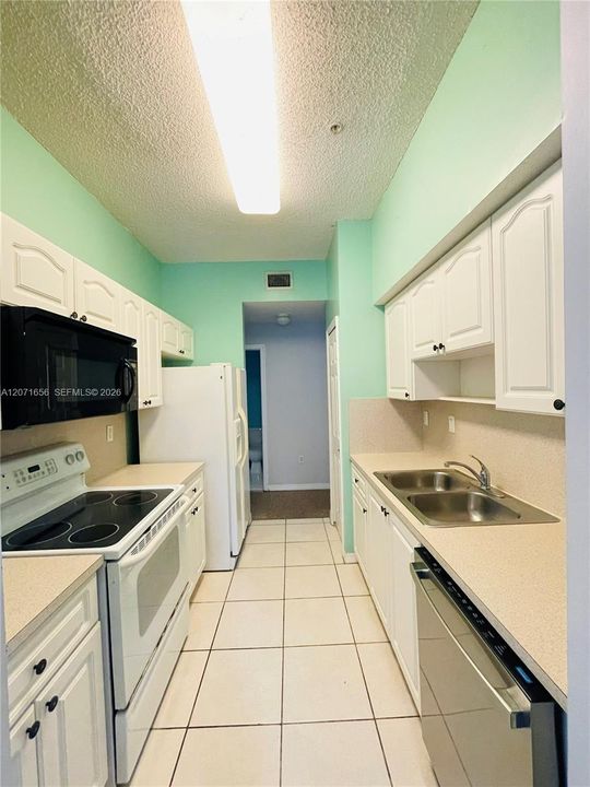 For Rent: $1,950 (2 beds, 2 baths, 1061 Square Feet)