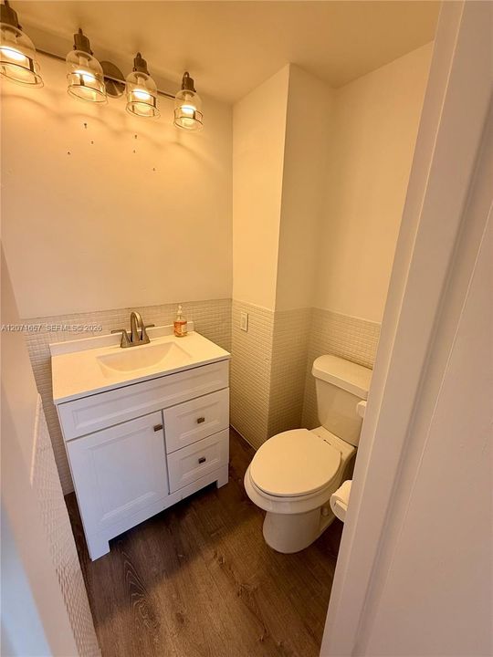 For Rent: $3,975 (1 beds, 1 baths, 897 Square Feet)