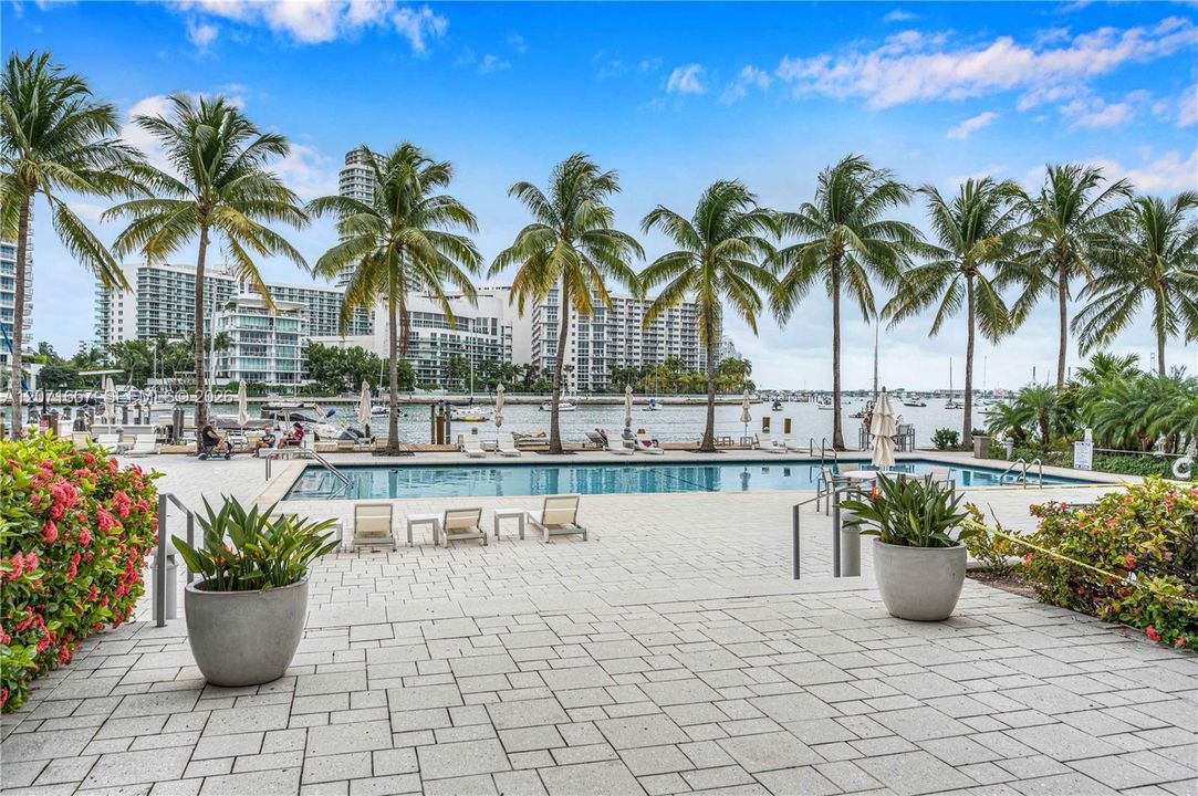 For Rent: $3,975 (1 beds, 1 baths, 897 Square Feet)