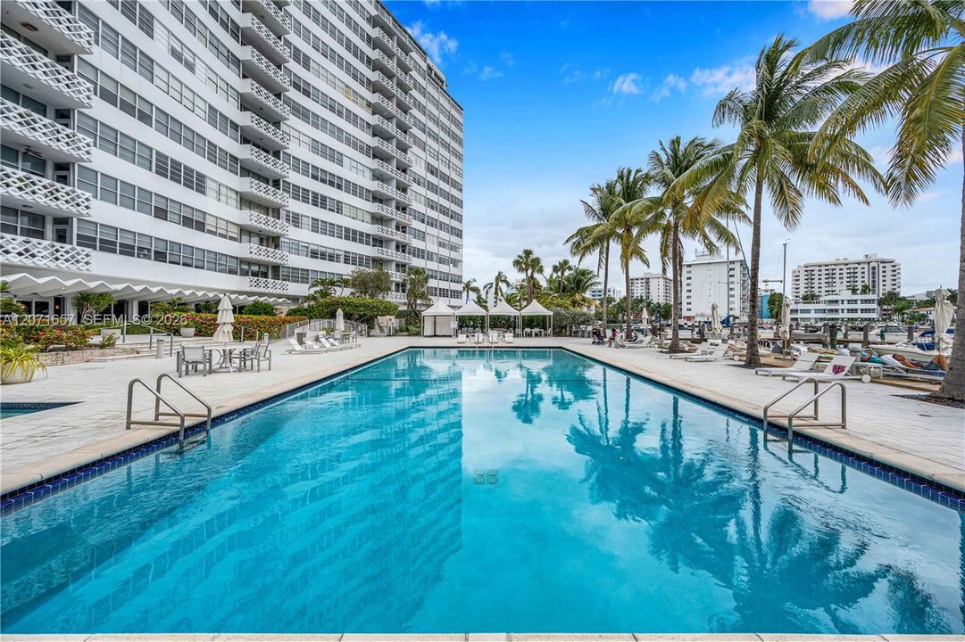 For Rent: $3,975 (1 beds, 1 baths, 897 Square Feet)