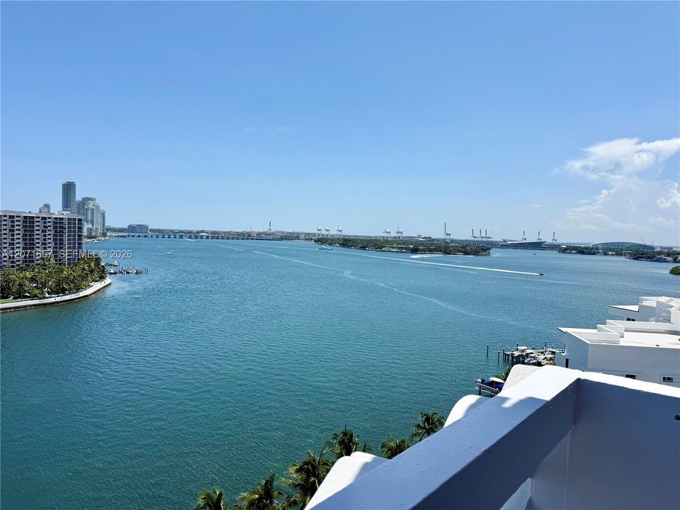 For Rent: $3,975 (1 beds, 1 baths, 897 Square Feet)