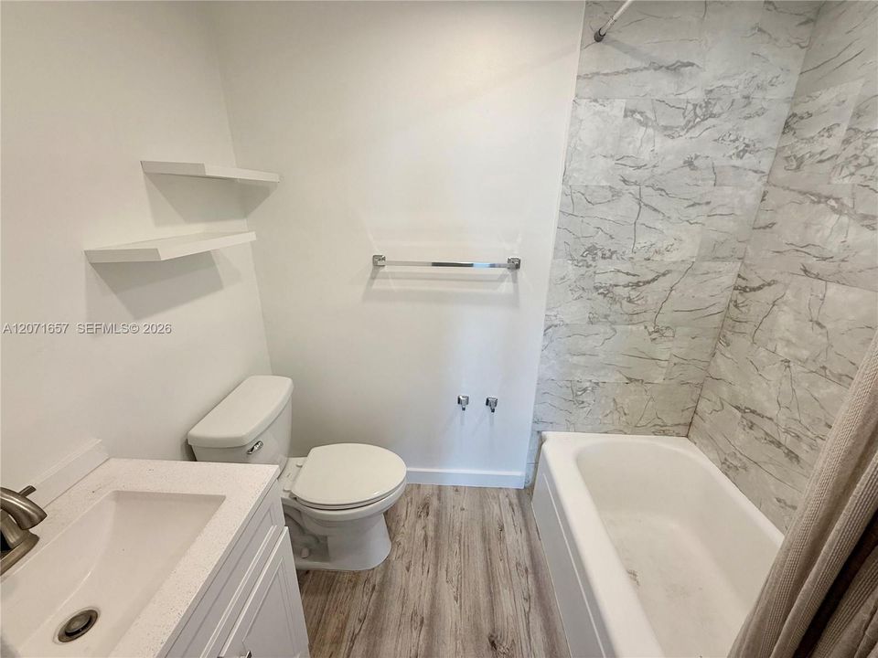 For Rent: $3,975 (1 beds, 1 baths, 897 Square Feet)