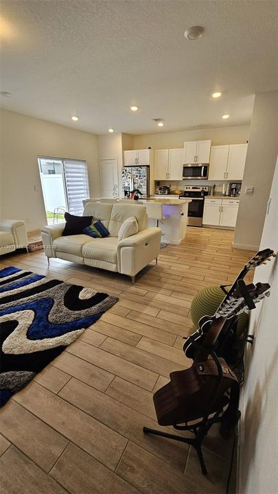 For Sale: $390,000 (4 beds, 2 baths, 1826 Square Feet)