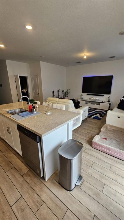For Sale: $390,000 (4 beds, 2 baths, 1826 Square Feet)