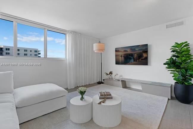出租: $3,068 (2 贝兹, 2 浴室, 1032 平方英尺)