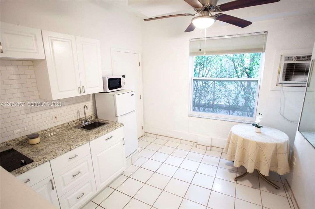 For Rent: $1,800 (1 beds, 1 baths, 350 Square Feet)