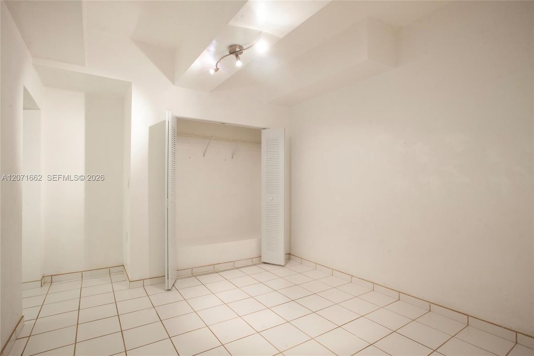 For Rent: $1,800 (1 beds, 1 baths, 350 Square Feet)