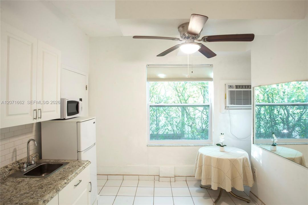 For Rent: $1,800 (1 beds, 1 baths, 350 Square Feet)