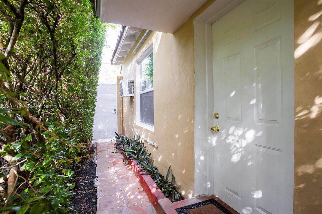 For Rent: $1,800 (1 beds, 1 baths, 350 Square Feet)