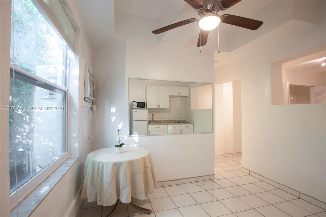 For Rent: $1,800 (1 beds, 1 baths, 350 Square Feet)