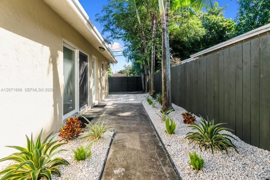 For Rent: $3,400 (2 beds, 2 baths, 950 Square Feet)
