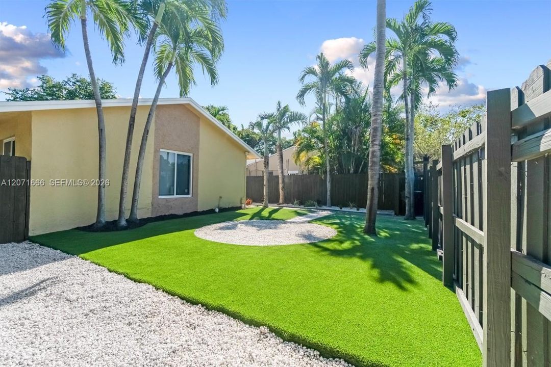 For Rent: $3,400 (2 beds, 2 baths, 950 Square Feet)