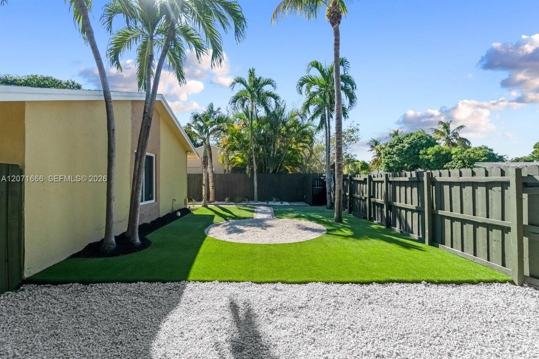For Rent: $3,400 (2 beds, 2 baths, 950 Square Feet)