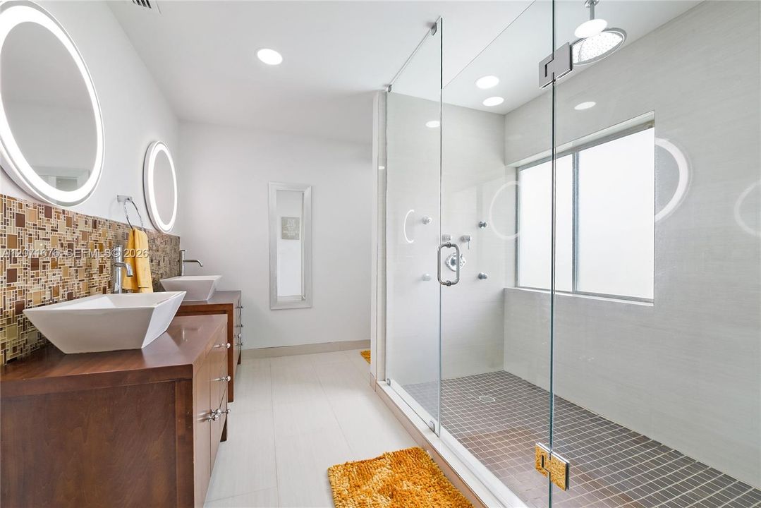 En Venta: $998,000 (6 camas, 4 baños, 2915 Pies cuadrados)