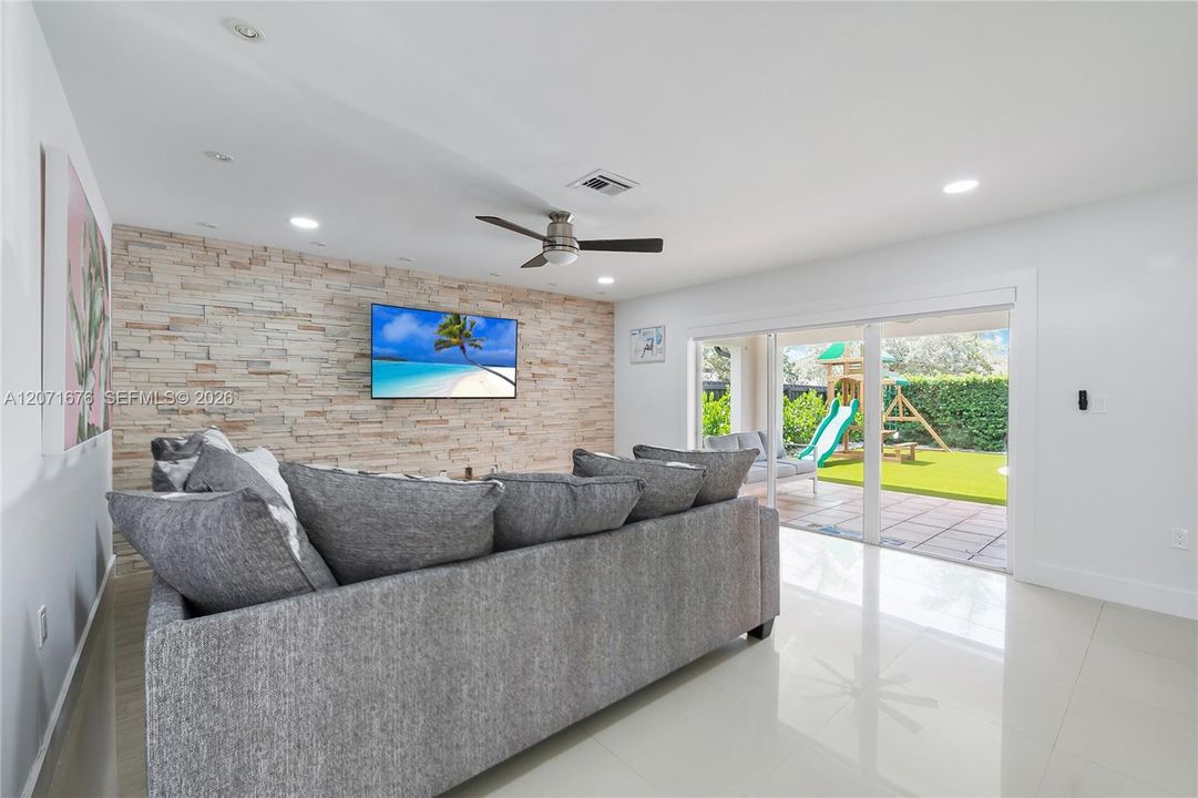 En Venta: $998,000 (6 camas, 4 baños, 2915 Pies cuadrados)