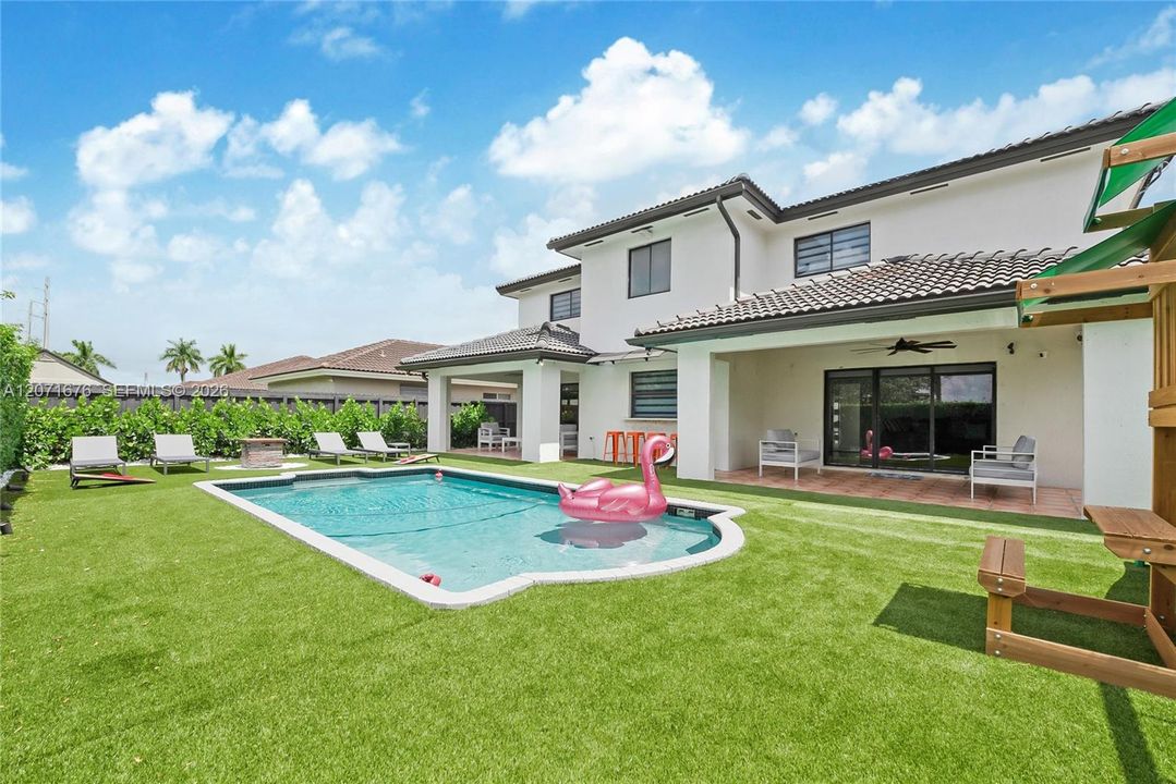 En Venta: $998,000 (6 camas, 4 baños, 2915 Pies cuadrados)