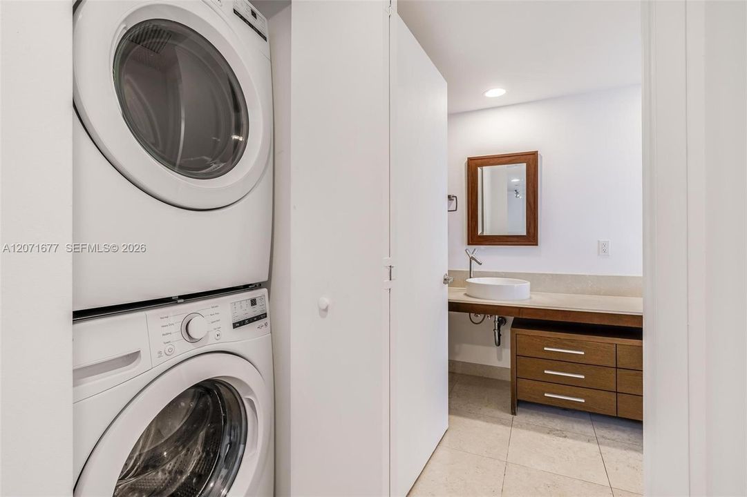 For Rent: $3,300 (1 beds, 1 baths, 816 Square Feet)