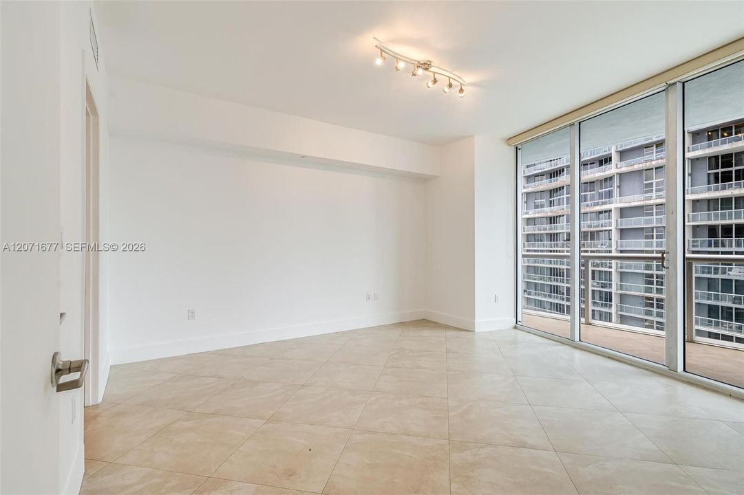 For Rent: $3,300 (1 beds, 1 baths, 816 Square Feet)