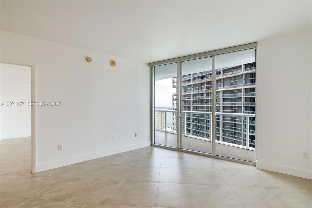 For Rent: $3,300 (1 beds, 1 baths, 816 Square Feet)