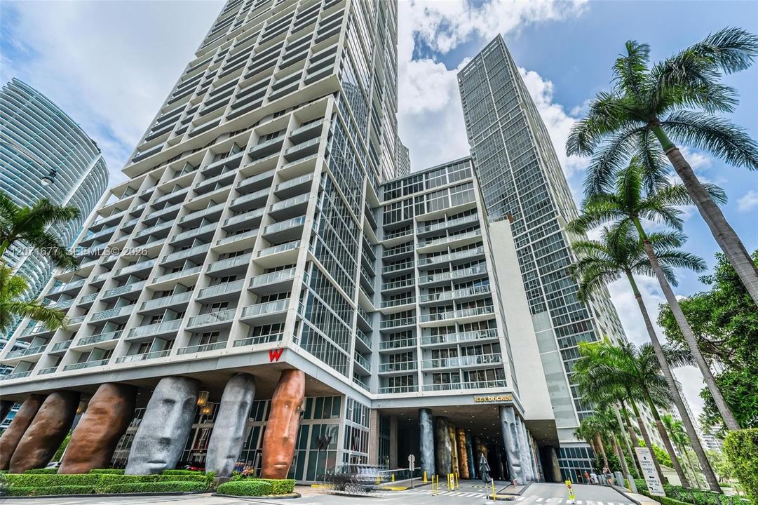 For Rent: $3,300 (1 beds, 1 baths, 816 Square Feet)