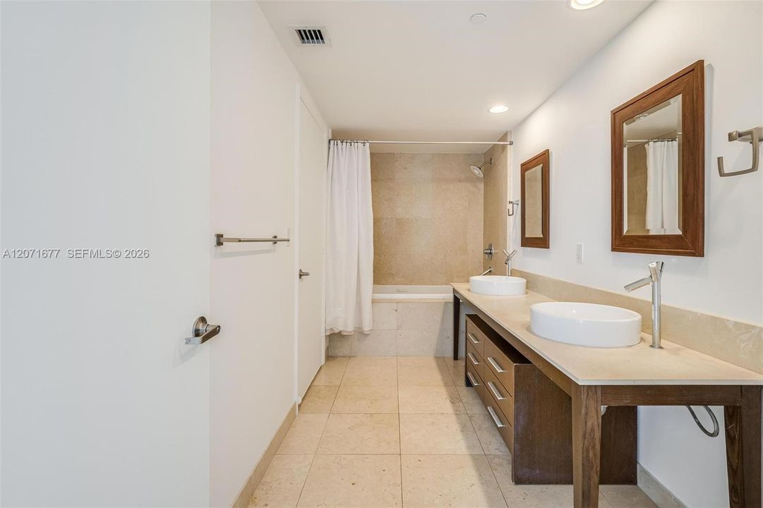 For Rent: $3,300 (1 beds, 1 baths, 816 Square Feet)